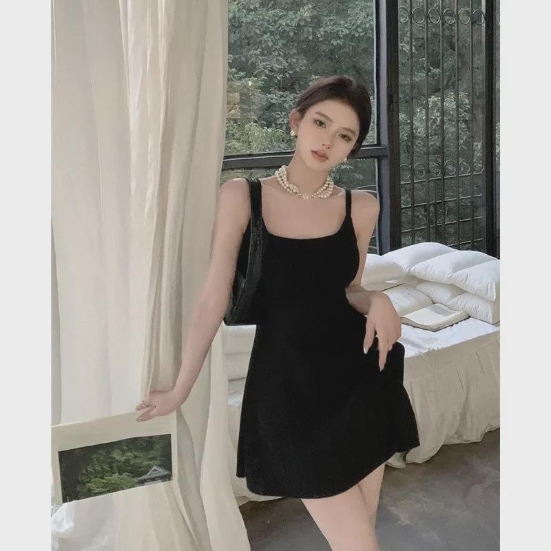 Черное летнее платье-трапеция с высокой талией и подтяжками