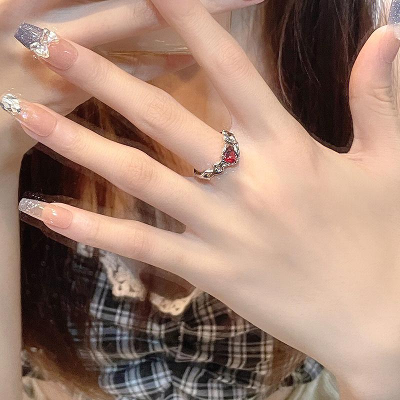 Нишевый дизайн Красное открытое кольцо с цирконом и бриллиантами Французское нерегулярное кольцо с драгоценным камнем Женское холодное ветровое кольцо с передовым чувством