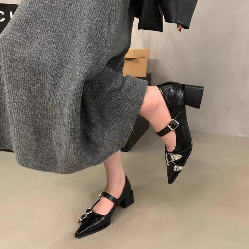 Весна-лето Новые женские туфли-лодочки с острым носком, декоративной пряжкой, черным мелким ремешком сзади, средний каблук, одинарные туфли для женщин 2024