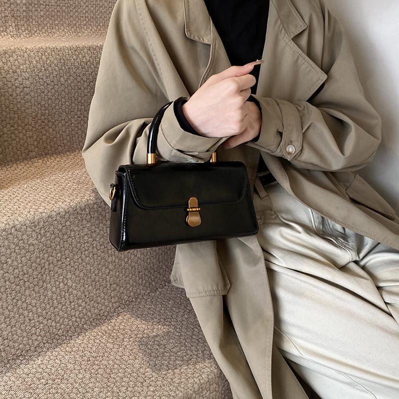 Chic Vintage Small Shoulder Bag For Women With Trendy Urban Minimalist Style And Durable Material