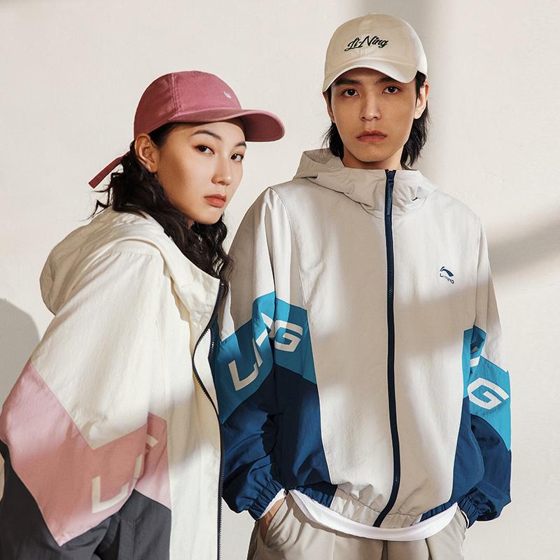 LiNing Ruffled Sports Fashion Series Windproof Water-Repellent Logo Print Hooded Straight Loose Comfortable Jacket Unisex Jacket Fog-Gray AFDU887-1