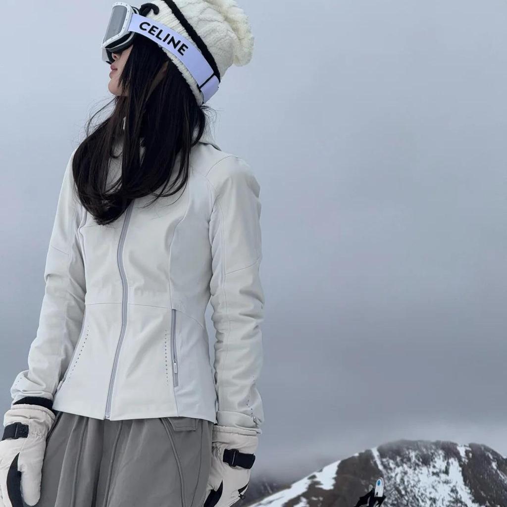 Женская приталенная куртка-ветровка софтшелл с капюшоном для пеших прогулок и активного отдыха