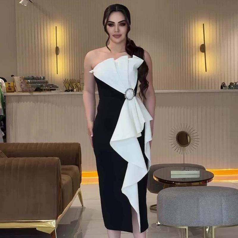 Летнее женское платье без бретелей облегающего кроя с 3D-бантом