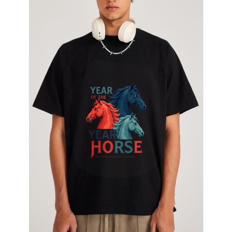 Белая футболка с круглым вырезом с графическим принтом «Год Лошади» с тремя лошадьми и текстовым дизайном для повседневной носки и празднования знака зодиака