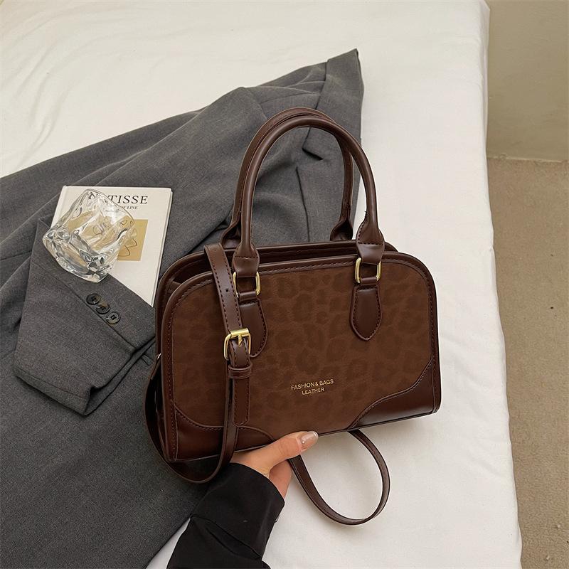 Handbag High Value Pillow Bag 2025 Autumn Fashion New Simple Casual Shoulder Bag Trendy Commuter Messenger Bag