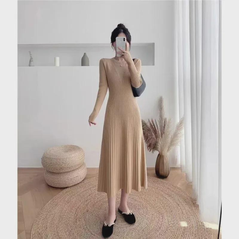 Платье-свитер миди с черным трикотажным воротником для беременных на осень/зиму