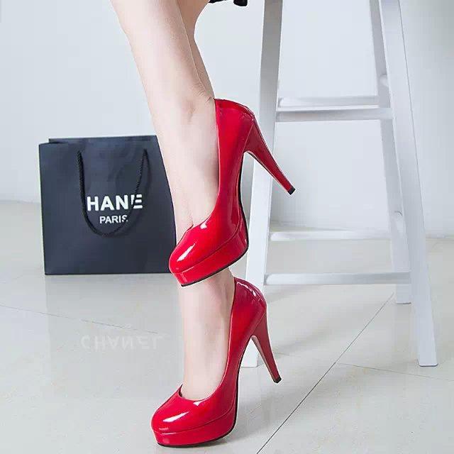Модная обувь на высоком каблуке. Женские сексуальные туфли на каблуках. Повседневная рабочая обувь из лакированной кожи на каблуке.