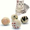 Интерактивная игрушка для кошек со звуком и гоняющимся шариком - Прочный сизалевый материал, батарейки не требуются, случайные цветные мультяшные узоры