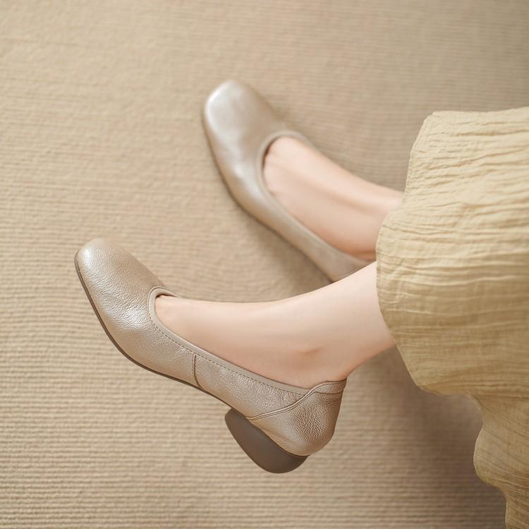 Французские мягкие туфли-лодочки из овчины на низком каблуке женские осень 2025 натуральная кожа женские туфли квадратный носок неглубокий вырез универсальные на мягкой подошве бабушк