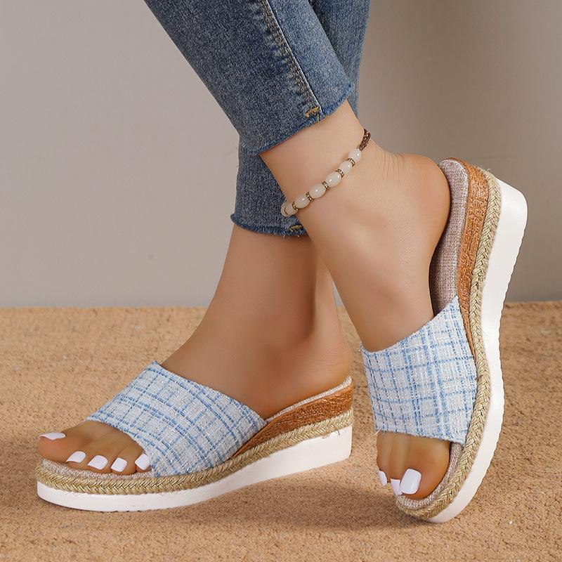 Крутые тапочки на покатом каблуке женские летние 2024 года, новые повседневные пляжные тапочки с толстой подошвой и средним каблуком, рыбий рот, крутые тапочки женские