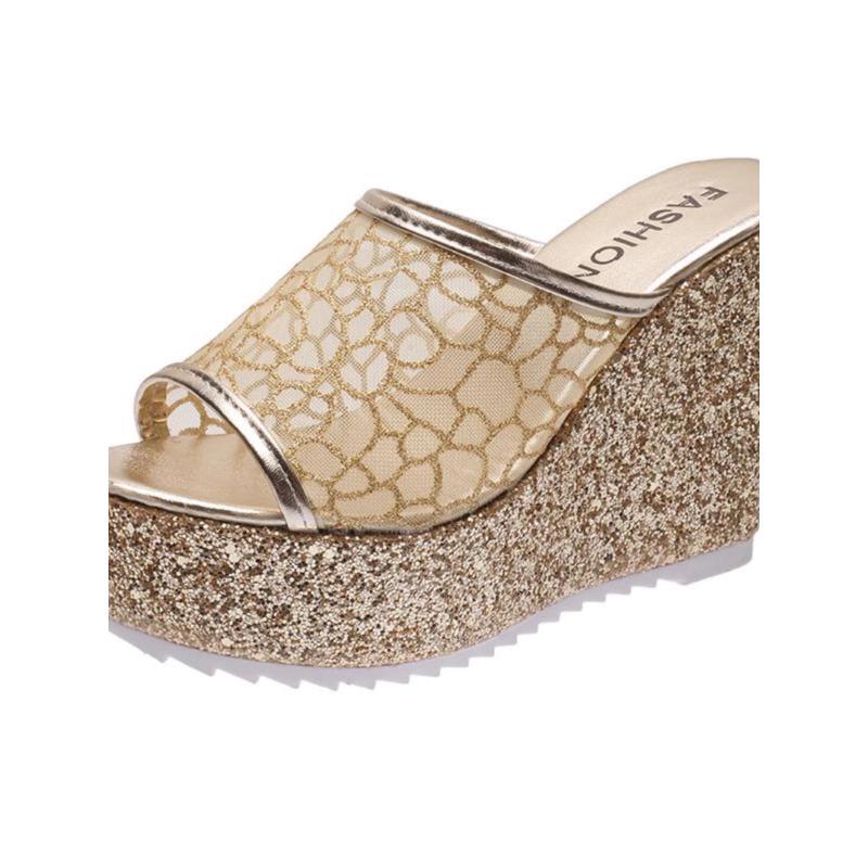 Мода 2025 Блестящие Золотые Женские Шлепанцы Летняя Обувь Платформа(4см) Женские шлепанцы на высоком каблуке 11 см на танкетке для улицы, в сетку