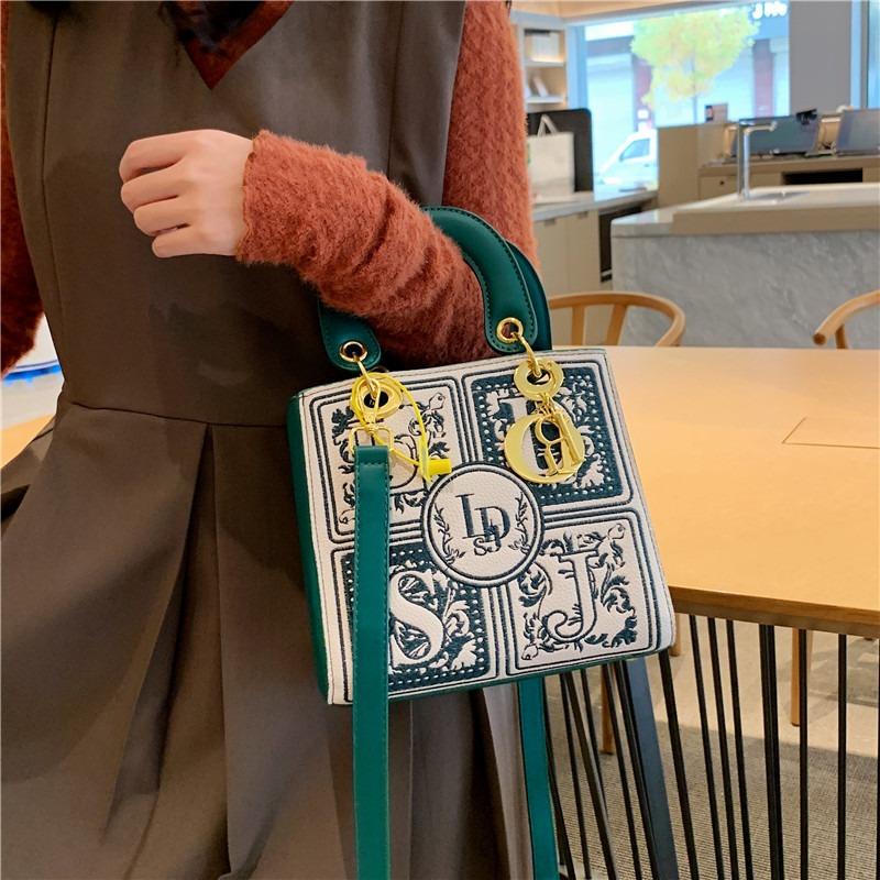 New Light Luxury Heavy Industry Embroidery Princess Diana Bag Fashion Handbag Women's Retro Shoulder Messenger Bag