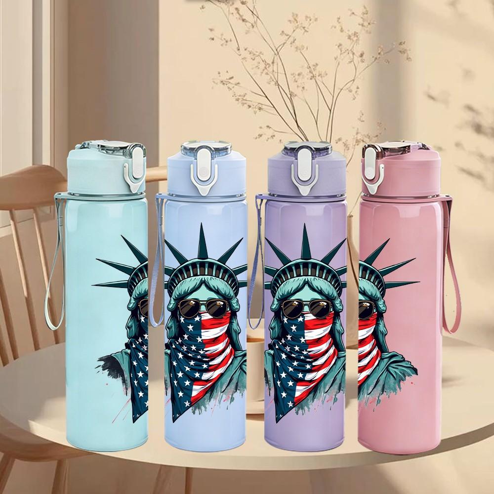 1PC Statue Of Liberty Badge 750ml Color Plastic Sports Water Bottle Leakproof Flip Straw Lid Suitable for Sports Office Home Use