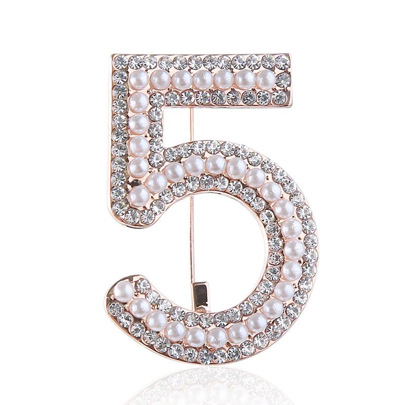 Брошь с 5 цифрами, инкрустированная бриллиантами, для женской моды, Универсальная жемчужная брошь с нишевым дизайном для предотвращения обнажения