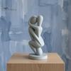 Сбалансированное по весу украшение, 3D-печатная скульптура обнимающейся пары, абстрактная фигурка объятий с плавными изгибами, минималистичная статуэтка из устойчивого к пятнам материала