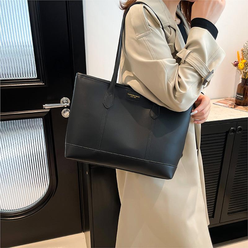 Large Capacity Casual Tote Bags For Women Designer Versatile Commuting Shoulder Bag For Daily Used