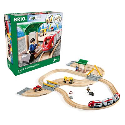 BRIO WORLD Набор для путешествий по железной дороге и автодороге [Набор из 33 деталей] для детей от 3 лет (Деревянная железная дорога) 33209