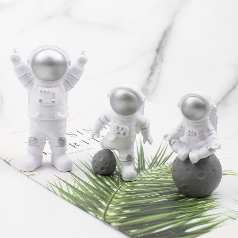 Пластиковый набор для украшения торта в космической тематике «Астронавт» (3 куска) для детских дней рождения