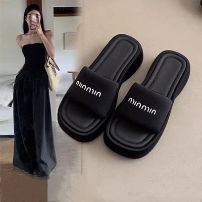 Маффин толстая подошва утолщение крутые тапочки женские летние 2025 новые красивые юбка кэжуал пляжные шлепанцы