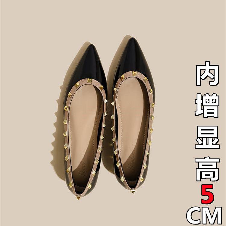 Внутреннее увеличение высоты на 5 см, заклепки, светлый горловина, телесный цвет, заостренный конец, мягкая лакированная кожа, французские темпераментные туфли, женские дорожные туфли