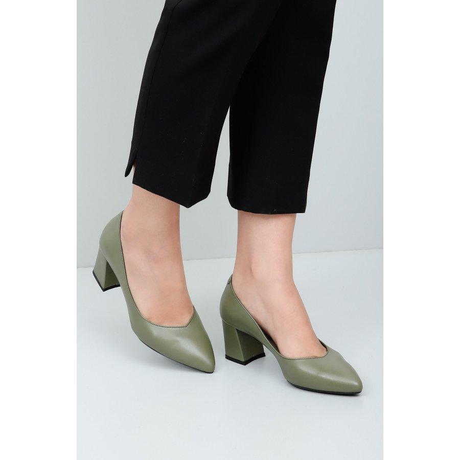 Женские кожаные классические туфли на каблуке