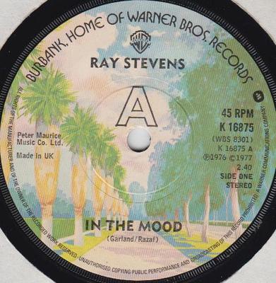 7-дюймовая пластинка RAY STEVENS - In The Mood K16875 Warner Bros. Ре 1977 Великобритания Поп Б/У