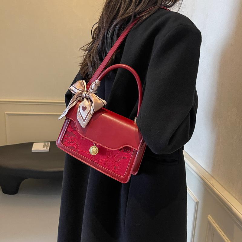 Red bag women's 2025 new fashion high sense foreign style portable messenger small square bag wedding bride bag wedding bag