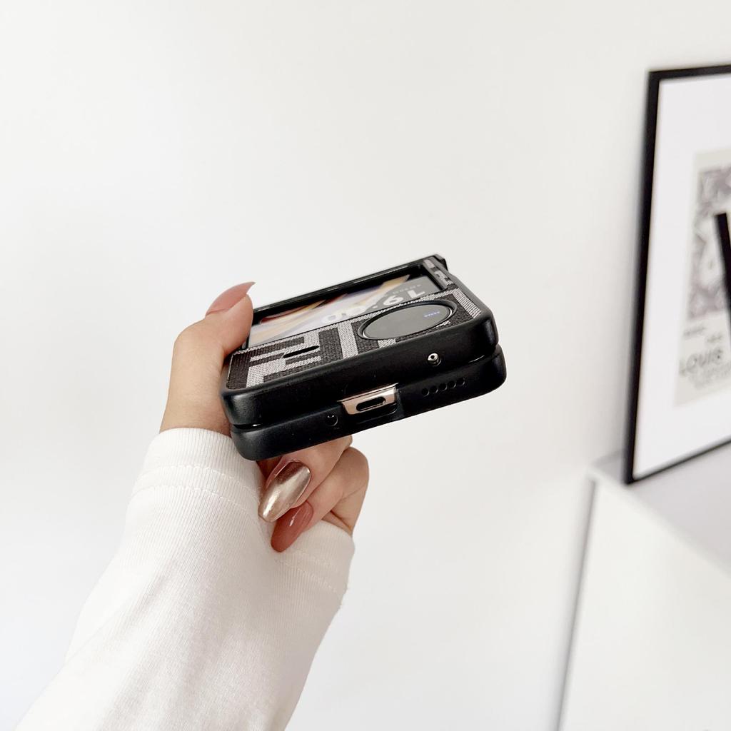 Защитный чехол Samsung Z Flip7 с текстурой кожи для Z Flip6/5 - Стильный трехсекционный дизайн