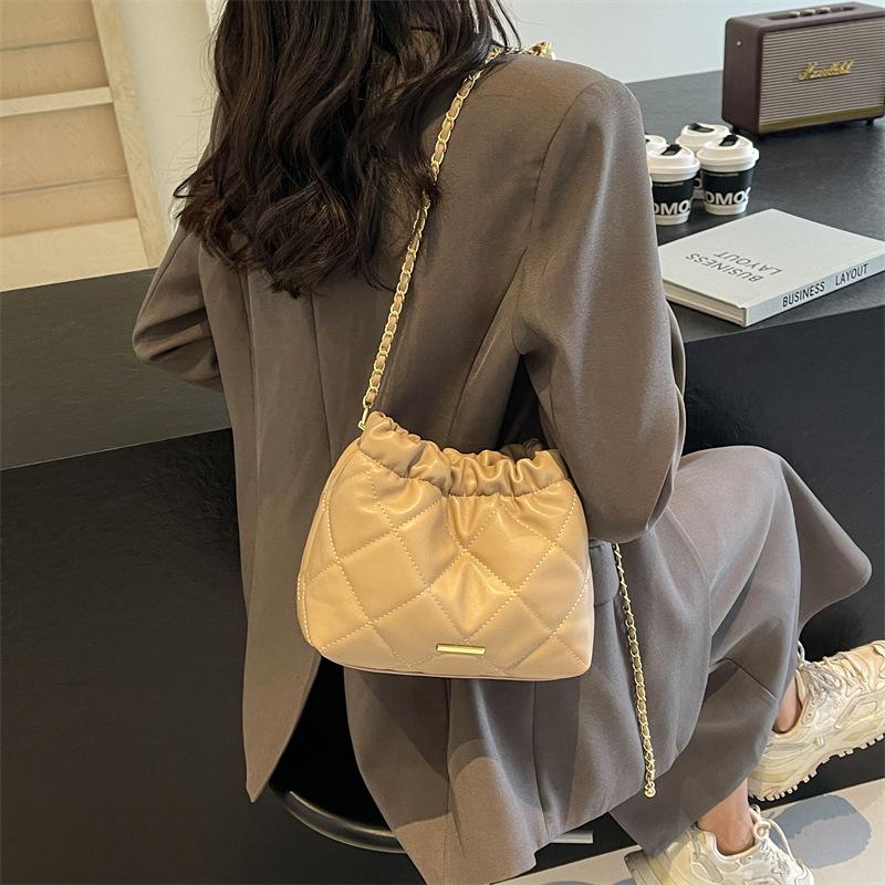 Rhombus Chain Bag Women's 2025 New Fashion Popular Shoulder Armpit Bag Large Capacity Commuter Messenger Bucket Bag