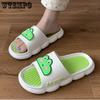 2023 Модные милые тапочки с мультяшными животными, женские летние повседневные домашние купальные удобные нескользящие сандалии с мягкой подошвой, тапочки