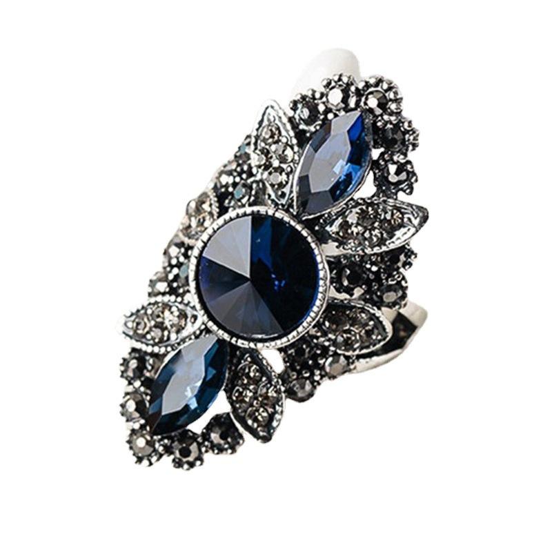 Модное женское кольцо со вставкой из синего циркона