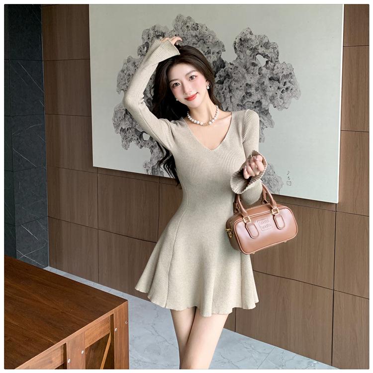Женское трикотажное платье-свитер с длинным рукавом и запахом на бедрах - Коллекция осень-зима 2025