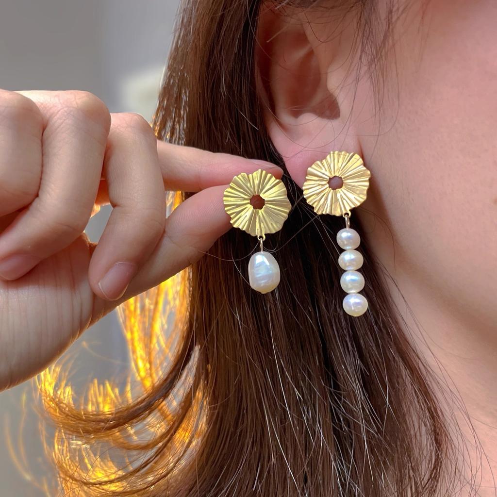 Natural Baroque special-shaped pearl simple earrings stud earrings French silver needle retro asymmetric pearl sun halo