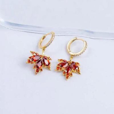 Серьги 2024 Red Maple Leaf Temperament: Универсальный и модный осенне-зимний дизайн для женщин