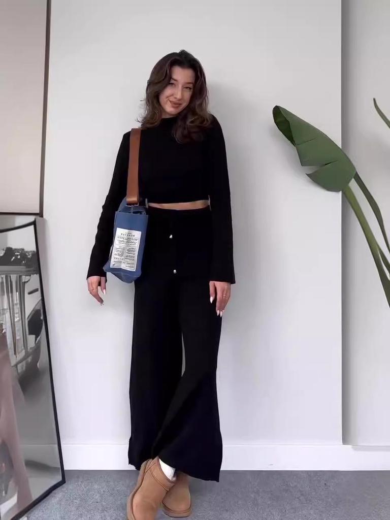 Комплект на осень 2024 года: вязаный однотонный кроп-топ и брюки с высокой посадкой и широкими штанинами