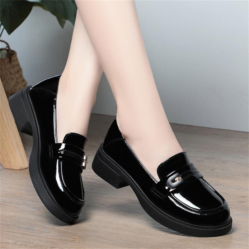 Spring New Comfort Square Heel Metal Chain Women Soft Leather Shoes Fashion Slip On Chunky Heel Casual Shoes Ladies Office Pumps