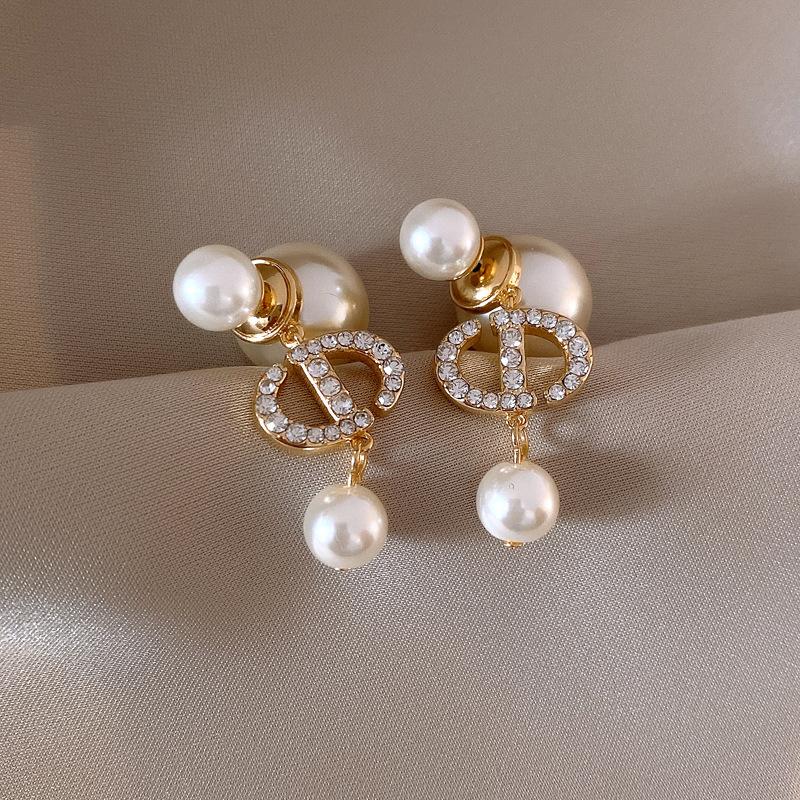 Silver needle with diamonds, pig nose, pearl stud earrings, a two-wear earring, French retro earrings.
