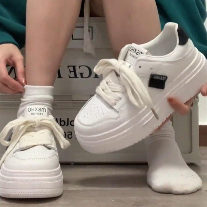 Белые туфли на платформе-маффине детские прилив 2024 весна новые корейская версия универсальные увеличивающие рост дышащие повседневные туфли