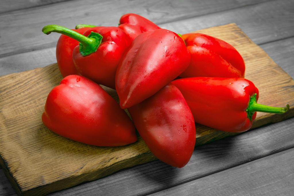 SAFLAX Garden in the Bag - Органический - Перец сладкий - Маркони длинный красный - 20 семян - С субстратом в подходящем пакете-стойке - Capsicum annuum