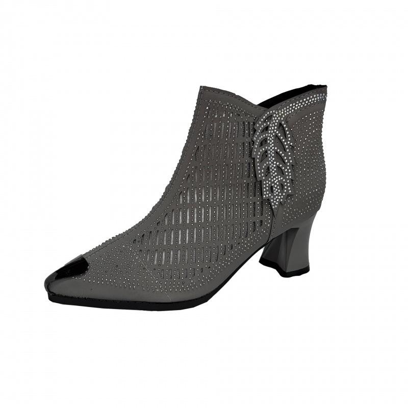 В осенне-зимней обуви удобные женские сапоги с большим острым толстым каблуком и полой сеткой