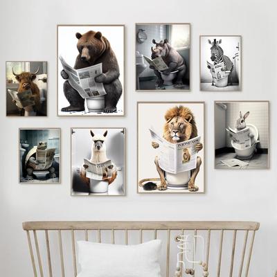 Лев Кролик Медведь сидит на унитазе и читает газетные постеры и принт, настенная живопись на холсте, забавный юмор для ванной комнаты, декор