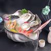 Тарелка сашими из большой ракушки Тарелка со льдом Поднос с морепродуктами Тарелка сашими из лосося Сухой лед Художественная концепция Блюдо и столовые приборы