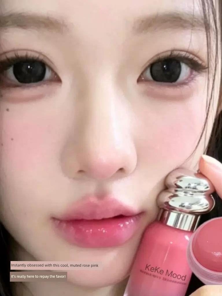 Korean-Style Pink Lip Gloss with a Dewy Mirror Finish, Suitable for Layering as a Base or Moisturizing Lip Balm, Creating a Natural Pink Look