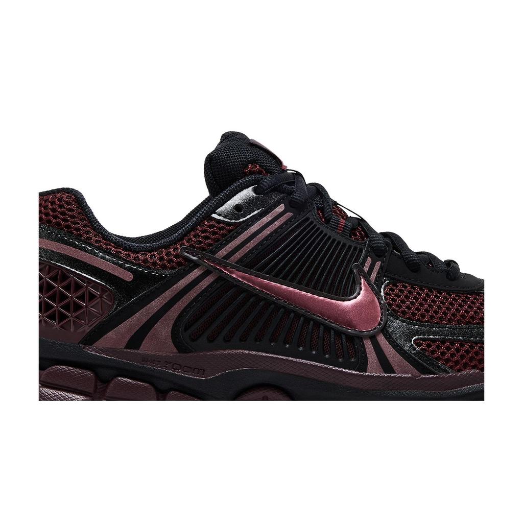 Nike Женские Zoom Vomero 5 'Black Burgundy Crush' (женские размеры) Черные / Бордовый Crush / Бордовый Ash / Темно-красные Кроссовки для бега IB8929 002