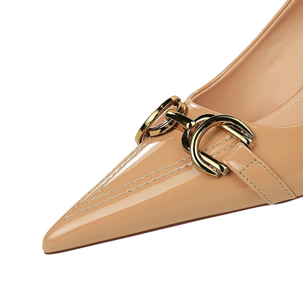 Туфли на высоком каблуке в европейском и американском стиле. Женская обувь. Одинарные туфли на тонком каблуке с острым носком и металлическим ремнем.