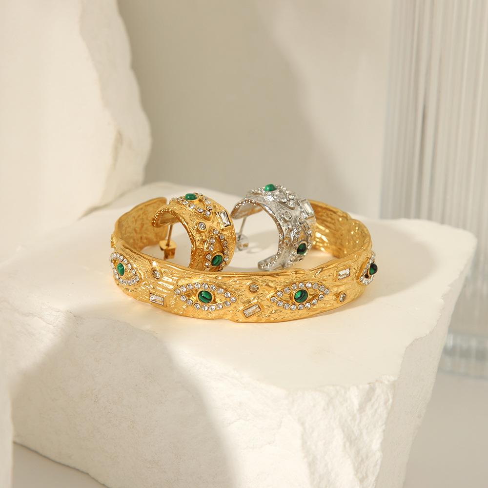 Браслет-манжета из 18-каратного золота с малахитовым «ангельским глазом» и текстурированной квадратной пластиной