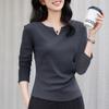Футболка с V-образным вырезом и длинными рукавами для женщин на осень со складками и утягивающим верхом на талии, подчеркивающим стильный и универсальный внутренний слой