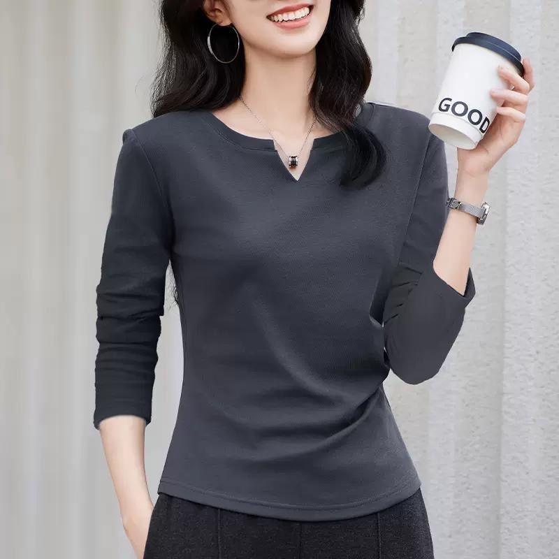 Футболка с V-образным вырезом и длинными рукавами для женщин на осень со складками и утягивающим верхом на талии, подчеркивающим стильный и универсальный внутренний слой