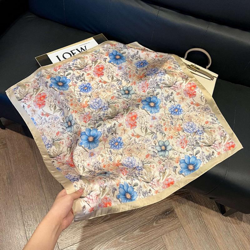 Retro silk scarves for women's new high-end accessories, neck small square scarf, scarf waist, fashionable and versatile, and gifts can be given.