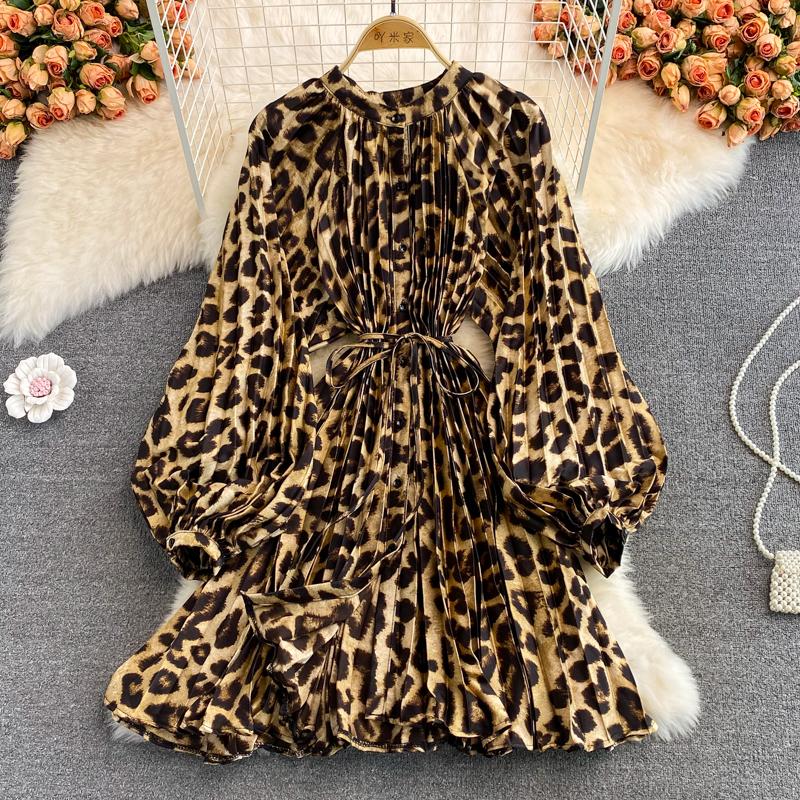 RUGOD Весна и осень популярно в Европе и Америке. Свободное атласное платье средней длины с принтом и круглым вырезом.